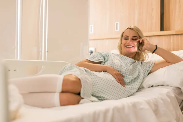 Pregnant Woman Maternity Hospital Lying Bed Talking Phone — Stock Photo, Image