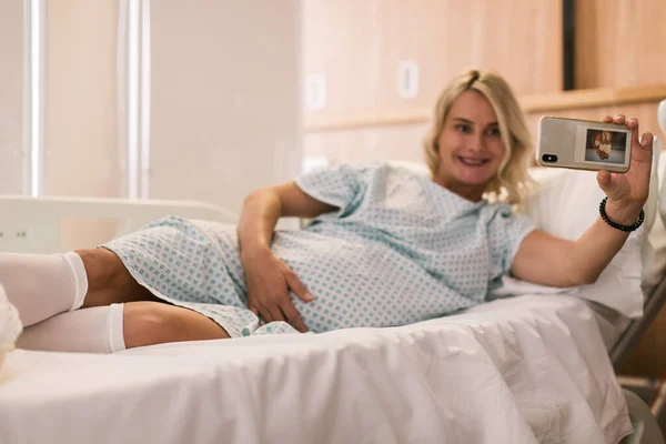 Femeie Gravidă Într Spital Maternitate Întins Pat Făcând Selfie — Fotografie, imagine de stoc