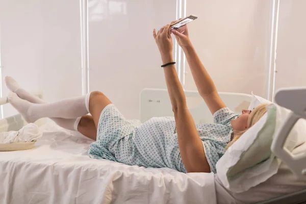 Schwangere Entbindungskrankenhaus Liegt Auf Bett Und Macht Selfie — Stockfoto