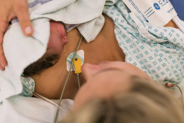 Pregnant Woman Maternity Hospital Holding Newborn Lying Bed — Stock Photo, Image