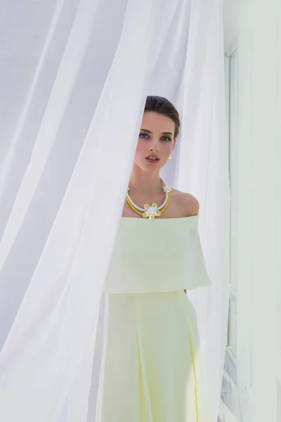 Portret Młodej Brunetki Modelki Blado Cytrynowej Sukience Biżuteria Stojąc Przy — Zdjęcie stockowe