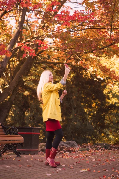Atrakcyjna Młoda Blondynka Robi Sobie Selfie Stoję Tło Jesiennego Parku — Zdjęcie stockowe