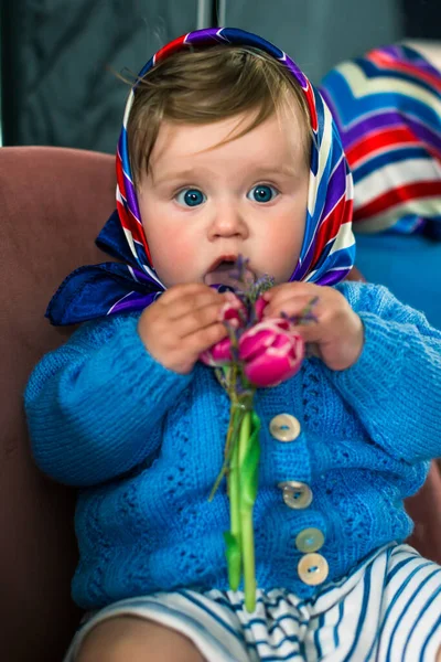 Una Graziosa Bambina Dagli Occhi Azzurri Con Maglione Blu Velo — Foto Stock