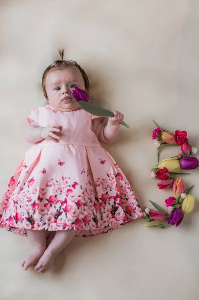 Carina Bambina Con Vestito Rosa Sdraiato Letto Con Fiori Tulipano — Foto Stock