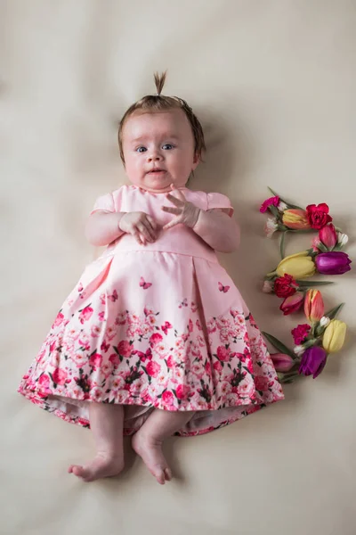 Carina Bambina Con Vestito Rosa Sdraiato Letto Con Fiori Tulipano — Foto Stock