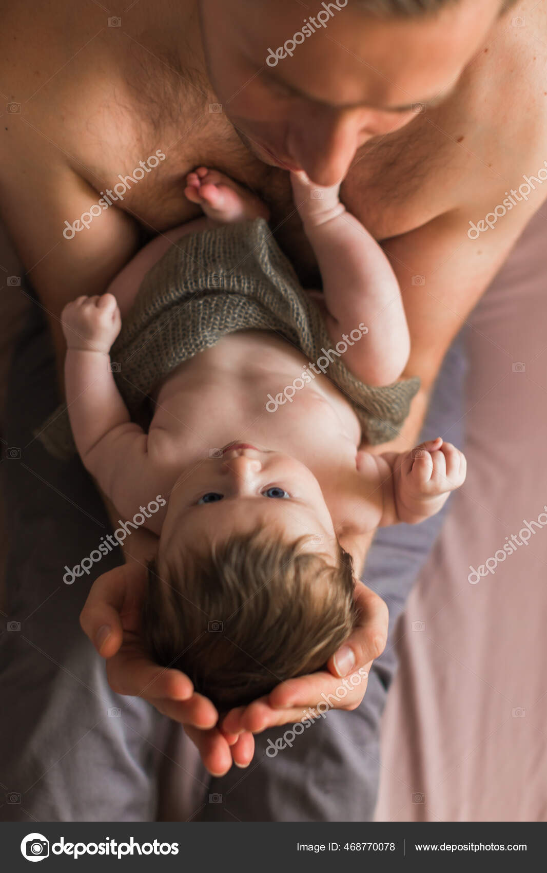 голая мама и дети Голый Отец Обнаженным Крошечным Ребенком Руках Месяца Вид Сверху Помещении  — Стоковое фото © MiraMstock #468770078