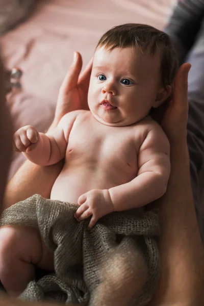 Padre Sostiene Pequeño Bebé Desnudo Sus Brazos Tres Meses Interior — Foto de Stock