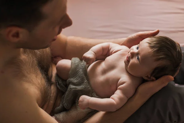 Padre Desnudo Sosteniendo Pequeño Bebé Desnudo Sus Brazos Tres Meses — Foto de Stock