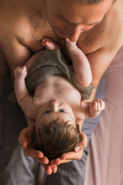 Padre Desnudo Sosteniendo Pequeño Bebé Desnudo Sus Brazos Tres Meses — Foto de Stock