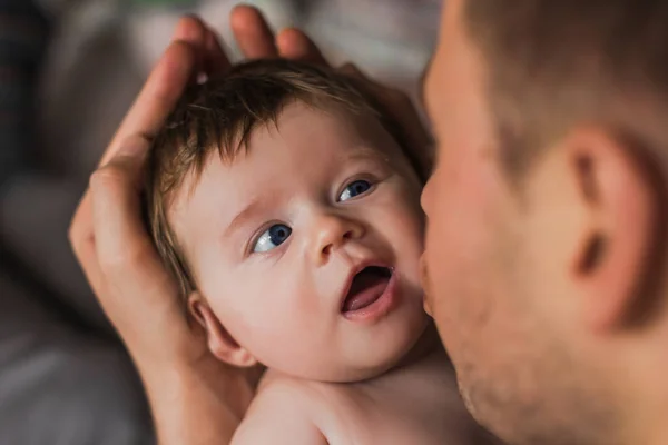 Der Vater Hält Ein Nacktes Baby Auf Dem Arm Monate — Stockfoto