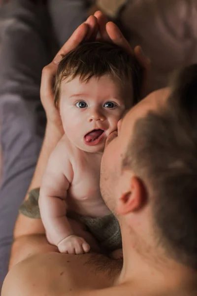 Padre Desnudo Sostiene Pequeño Bebé Desnudo Sus Brazos Besándolo Vista — Foto de Stock