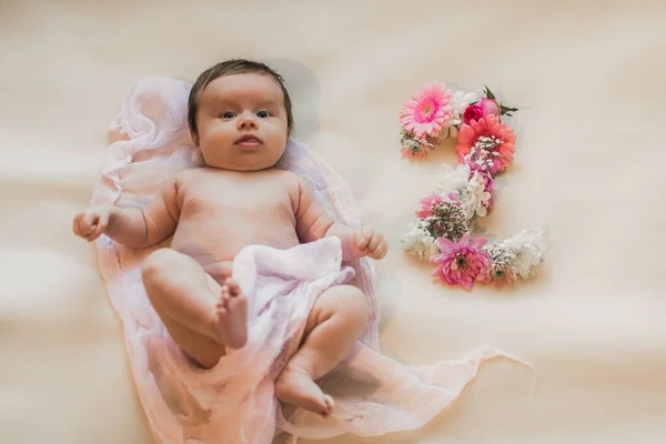 Bebé Recién Nacido Acostado Cama Desnudo Flores Sobre Fondo Claro —  Fotos de Stock