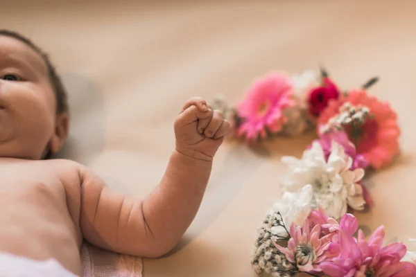 Newborn Baby Lying Bed Naked Flowers Light Background — Stock Photo, Image