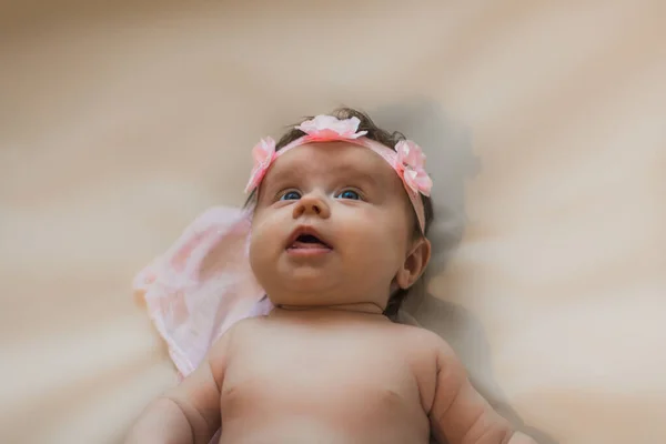 Çiçek Çelenginde Yeni Doğmuş Bir Bebek Yatakta Yatarken Çırılçıplak Hafif — Stok fotoğraf