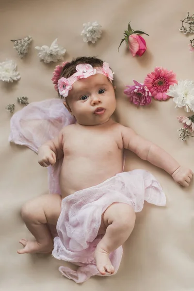 Newborn Baby Wreath Flowers Lying Bed Flowers Naked Light Background — Stock Photo, Image