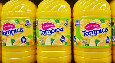 Houston, Teksas / ABD 06 / 12 / 2020: Houston TX 'te bir süpermarket rafına dizilmiş Tampico citrus punç şişeleri, resmi kapat.