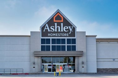 Houston, Teksas / USA 10 / 23 / 2020: Ashley Homestore binasının dış kısmı Houston, TX. Amerikan mobilya zinciri 1997 'de kuruldu.