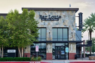 Houston, Teksas / USA 10 / 23 / 2020: Bar Louie Houston, TX 'te dış bina. Restoran gastrobar zinciri 1990 'da kuruldu..