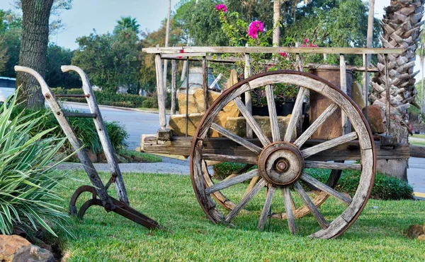 Vintage Weathered Wagon Cart Old Plow Displayed Lawn Decorations Suburban — Stock Photo, Image