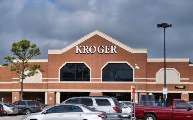 Houston, Teksas / ABD 10 / 23 / 2020: Houston, TX 'teki ön planda araçları olan Kroger mağazası. ABD 'li market perakende şirketi 1883' te kuruldu..