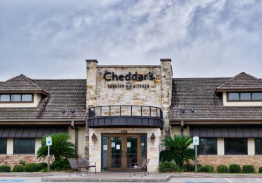Houston, Texas / USA 11 / 20 / 2020: Houston, TX 'teki Cheddar' s Scratch Kitchen mağazası. Teksas 'ta kurulan Amerikan lokantası taze yemek hazırlıyor..