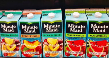 Houston, Teksas ABD 10-07-2020: Minute Maid marka meyve suyu kutuları Houston, TX 'teki bir Walmart süpermarketinin rafına dizildi.