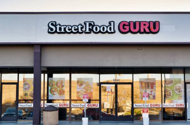 Houston, Teksas ABD 01-01-2021: Houston, TX 'in dışındaki Street Food Guru binası. Geleneksel Vietnam mutfağı.