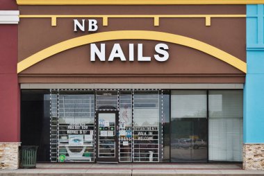 Houston, Texas USA 11-26-2020: Houston, TX 'teki NB Nails kuaför dükkânı. Kozmetoloji sağlık ve güzellik mesleği.