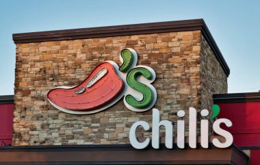 Houston, Teksas ABD 01-01-2021: Chili 'nin tabelası Houston, TX' te. ABD Restoran zinciri 1975 'te kuruldu..