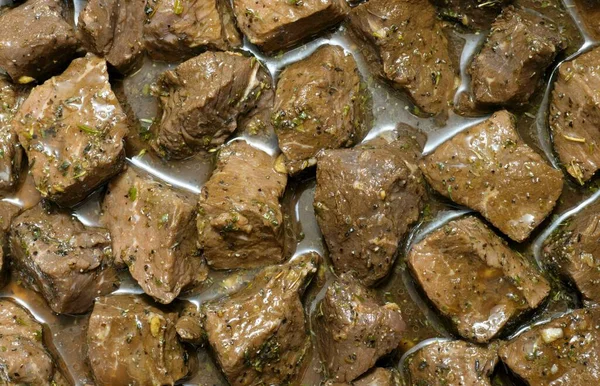 Gewürzte Roastbeef Stücke Marinade Mit Kräutern Und Gewürzen Nahaufnahme Vollbild — Stockfoto