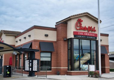 Humble, Texas USA 11-28-2019: Humble, TX 'teki Chick-Fil-A fast food zinciri. 1946 'da kuruldu ve 1967' de yeniden markalaştırıldı. Bugün Amerika 'nın en büyük fast food zincirlerinden biri ve Hıristiyan köklerine sahip..