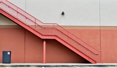 Duvardaki genel pembe merdiven mimarisi. Pembe ve beyaz duvar arkaplanlı minimalizm resmi ve kopyalama alanı.
