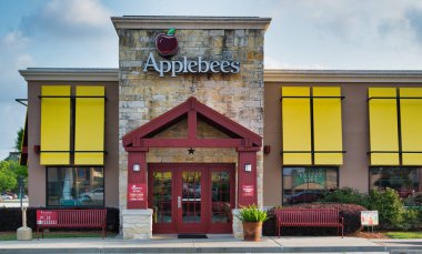 Houston, Teksas ABD 04-28-2021: Applebee 'nin restoranı bir Houston, TX konumunda. Amerikan gündelik yemek restoranları zinciri 1980 yılında kuruldu.