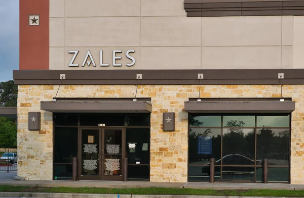 Houston, Teksas ABD 04-28-2021: Houston, TX 'te Zales mağazası. Amerikalı kuyumcu 1924 'te kuruldu..
