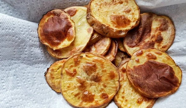 Baked Potato Slices Cooked Golden Brown Sitting White Paper Towel — Stock Photo, Image