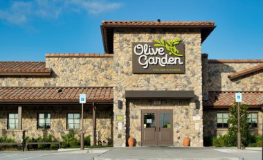 Humble, Texas USA 08-22-2019: Humble, TX 'in dışındaki Olive Garden restoranı. Bir İtalyan-Amerikan mutfak işletmesi, şu anda 1000 civarında mağazası olan üç ülkede yer almaktadır..
