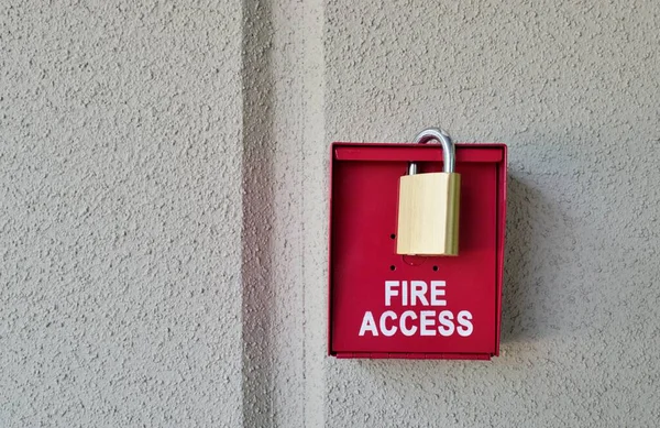 Red Fire Access Box Padlock Plain Textured Wall Copy Space — Stock Photo, Image