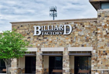 Houston, Teksas ABD 05-14-2021: Houston, TX 'te bilardo fabrikası. ABD 'de 1975' te kurulan ev oyun odası mobilyacısı..