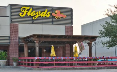 Cypress, Texas USA 08-24-2025: Floyds istiridye bar restoranının dış vitrini.