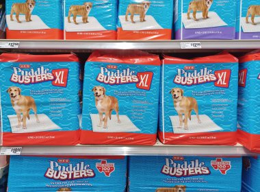Houston, Teksas ABD 10-08-2025: Puddle Busters köpek süpermarket rafları için sidik yastıkları tüketici malları.
