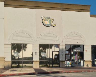 Houston, Teksas ABD 06-22-2025: The Toasted Yolk Cafe Restoranı dış iş kahvaltısı.