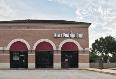 Houston, Teksas ABD 07-20-2025: Kim Phos Grill Vietnam restoranının dış cephesi.