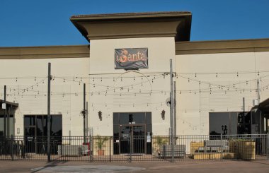 Houston, Teksas ABD 06-22-2025: Santa Bar ve Izgara Restoranı dış cephe.
