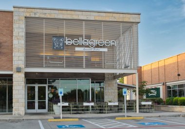 Houston, Teksas ABD 07-13-2025: Bellagreen American Bistro restoranının dış cephesi.