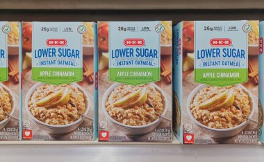 Houston, Teksas ABD 10-08-2025: Anında Yulaf ezmesi kahvaltısı mısır gevreği mısır gevreği tarçın HEB markası süpermarket rafında düşük şeker.