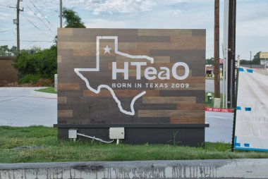 Houston, Teksas ABD 07-20-2025: HTeaO Çay Evi, yol kenarındaki işyeri tabelası.