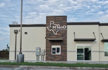 Houston, Teksas ABD 07-20-2025: HTeaO çay evi mağaza vitrini dış cephe.