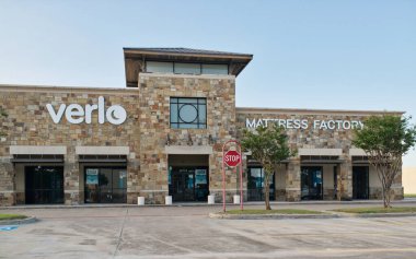 Houston, Teksas ABD 06-23-2024: Verlo Yatak Fabrikası mağaza vitrinleri.