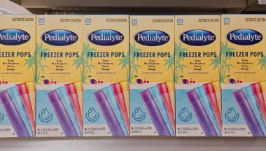 Houston, Teksas ABD 11-02-2025: Pedialyte Electrolyte Çözümü Dondurucu Pops süpermarket raflarında tüketici malları.