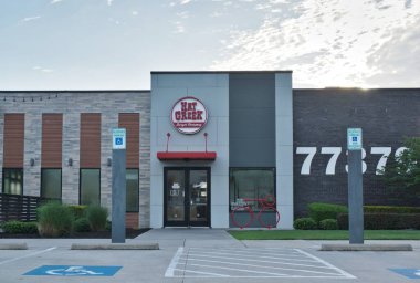 Spring, Texas ABD 07-20-2025: Hat Creek Burger Şirketi mağaza vitrini.